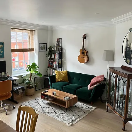 Dorset Street Upper Apartment *